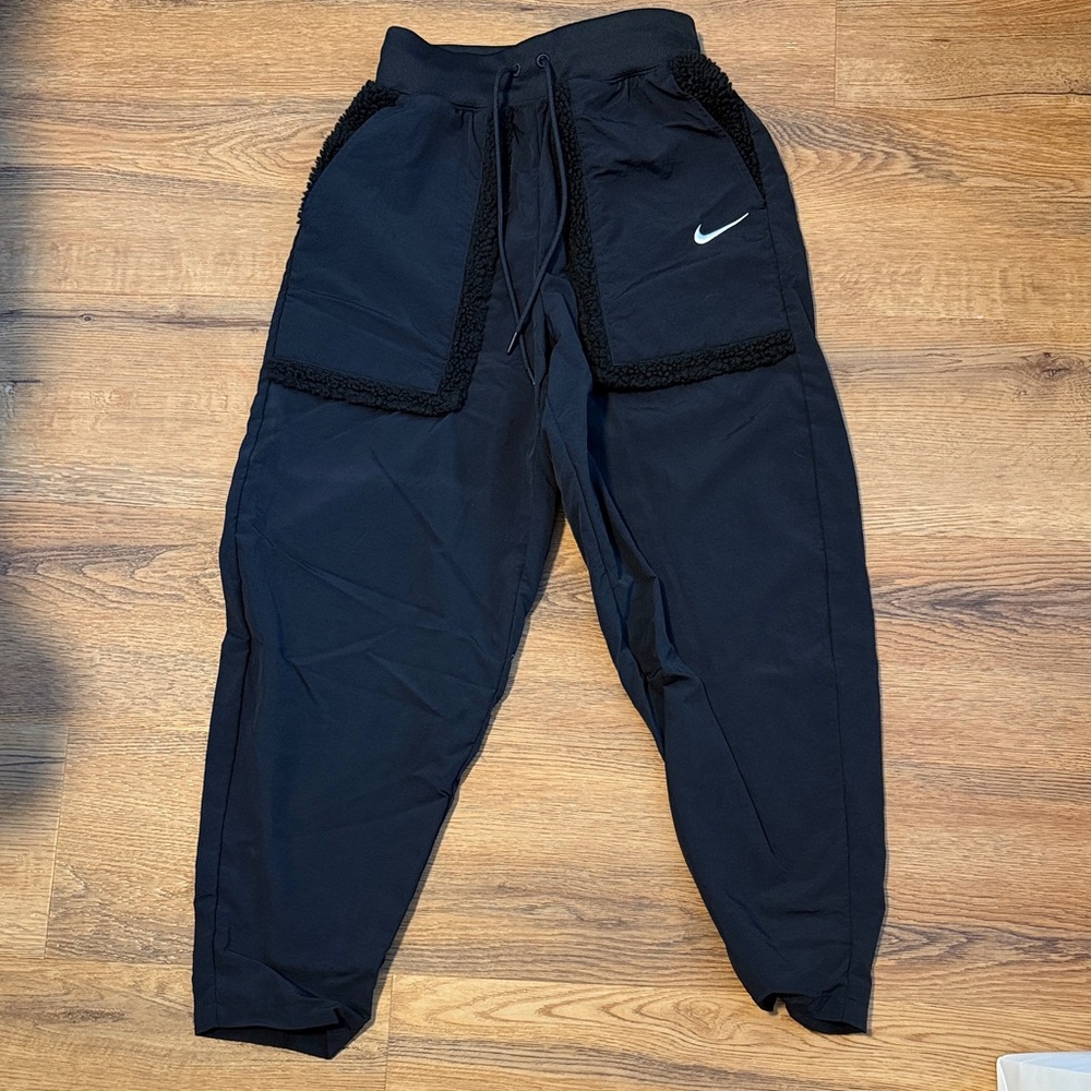 Nike High Rise Sherpa Pocket Jogger